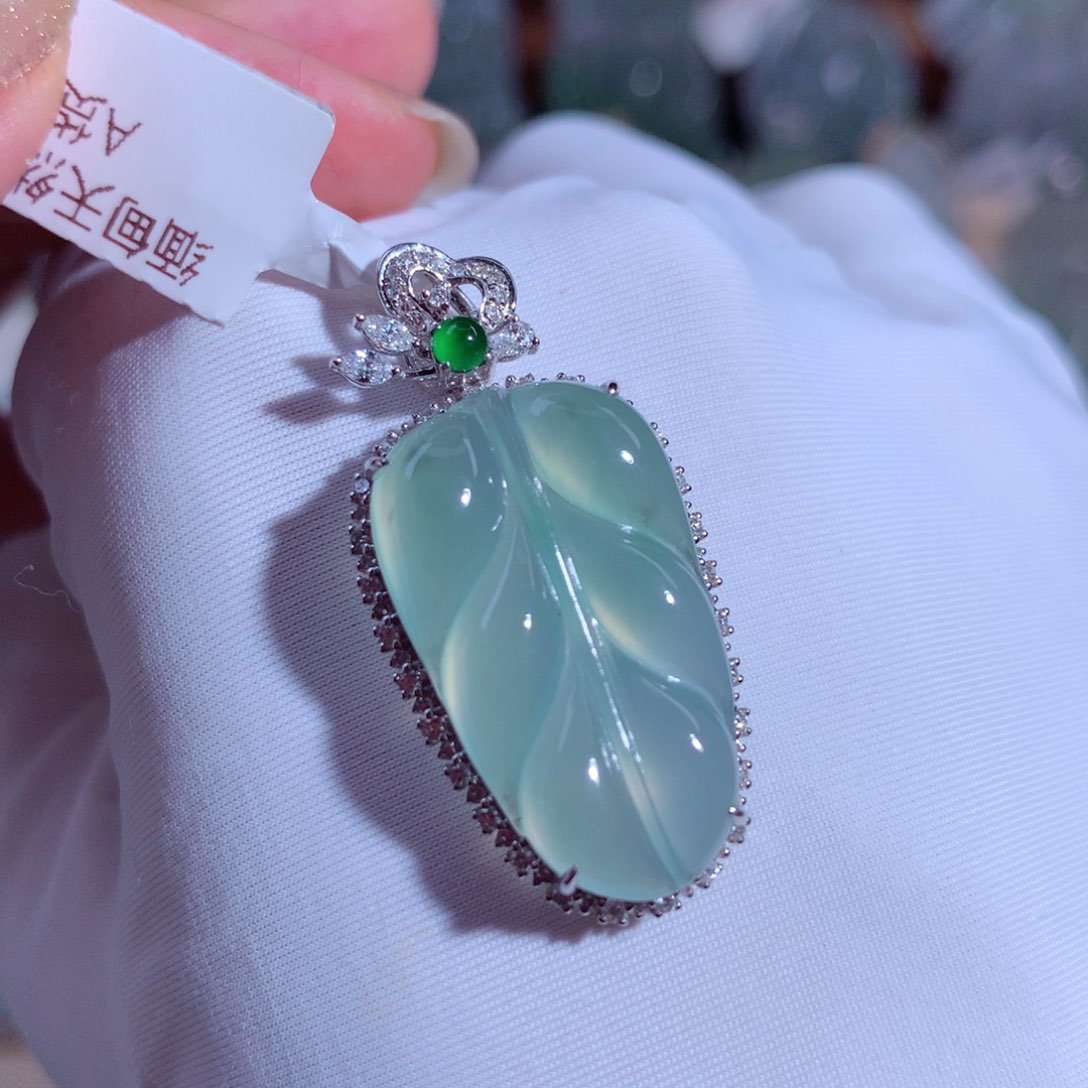翡翠颈饰18K金镶嵌叶子