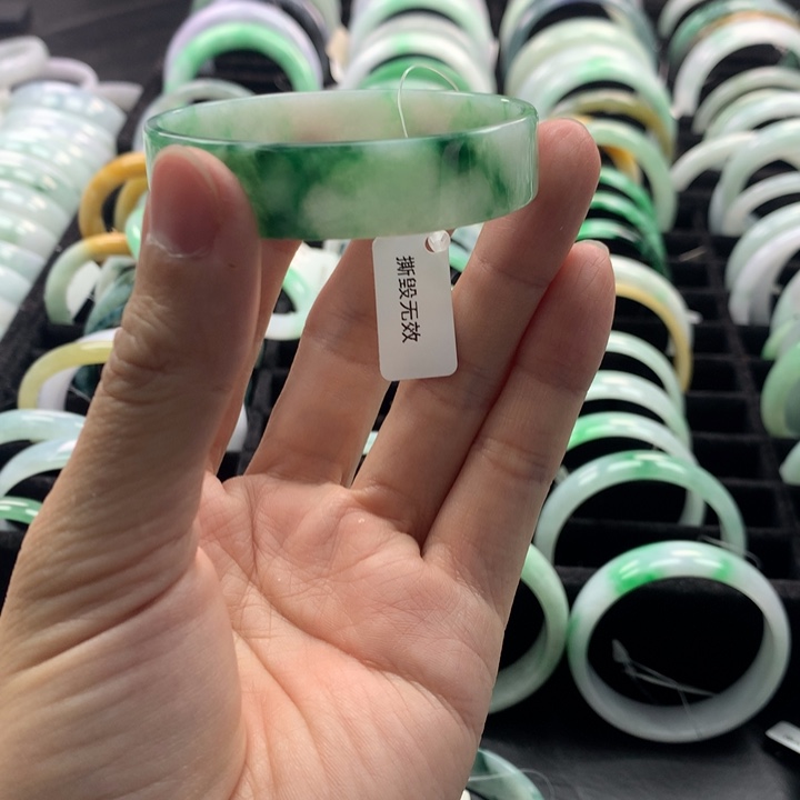 翡翠手镯未镶嵌思*翡翠