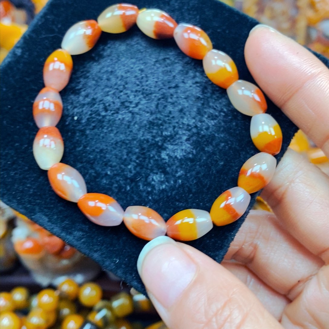 未镶嵌石英质玉（黄龙玉）颈饰