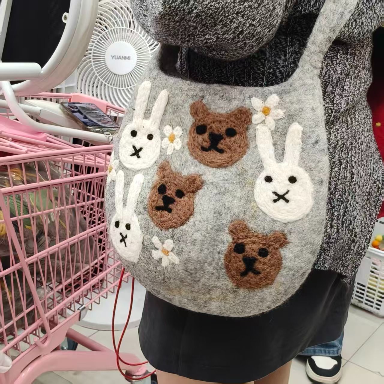 手工羊毛毡兔子花花斜挎包