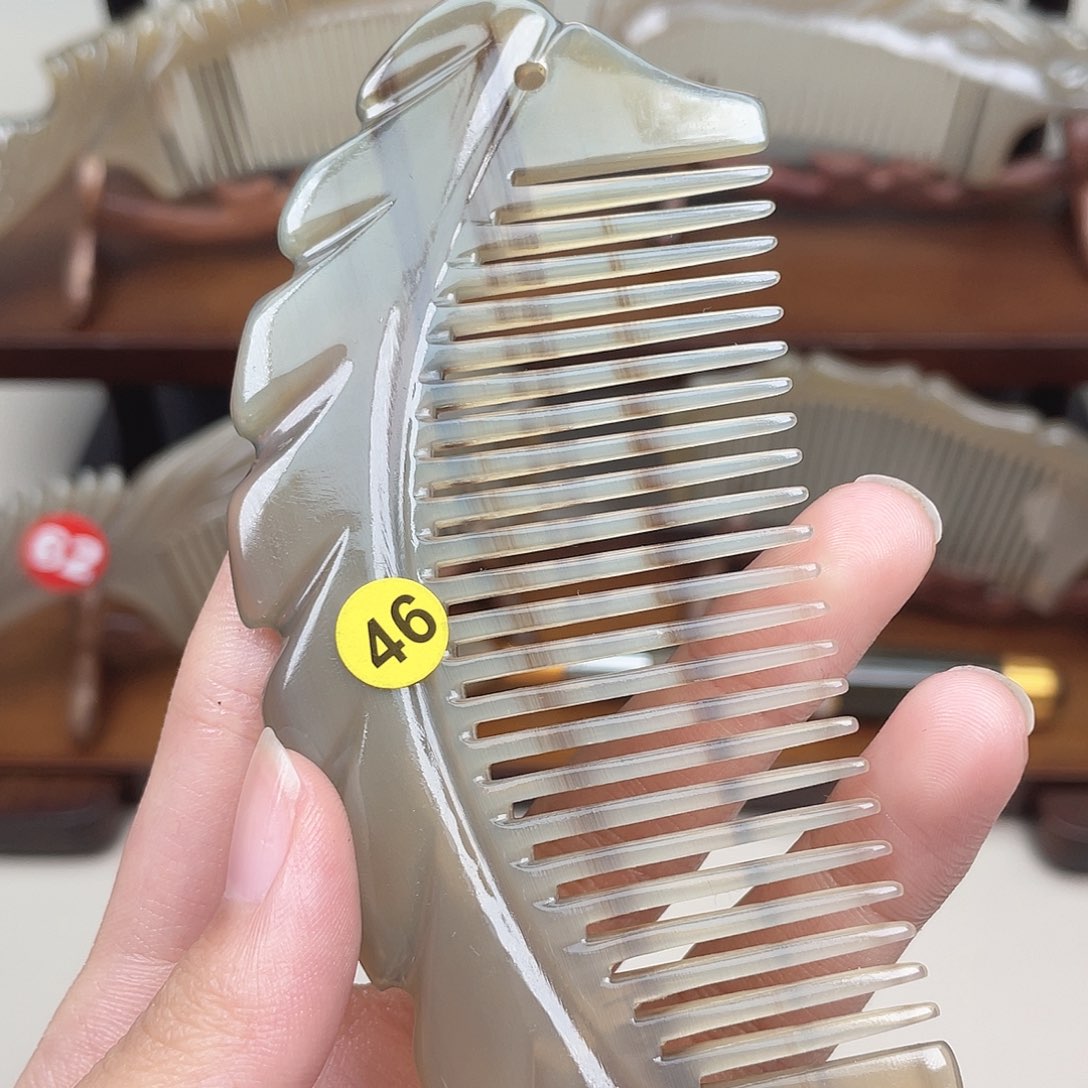 纯手工制作的牛角梳46空**兰