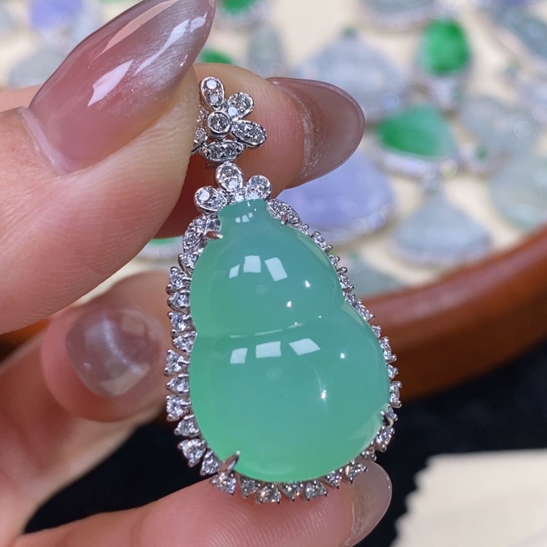 翡翠吊坠(赠链)18K金镶嵌