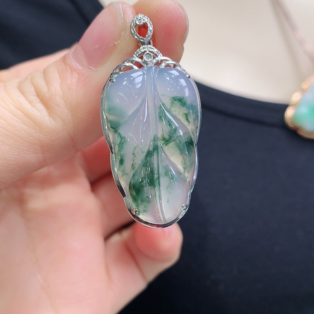 翡翠颈饰18K金镶嵌叶子