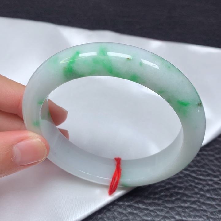 翡翠手镯未镶嵌。