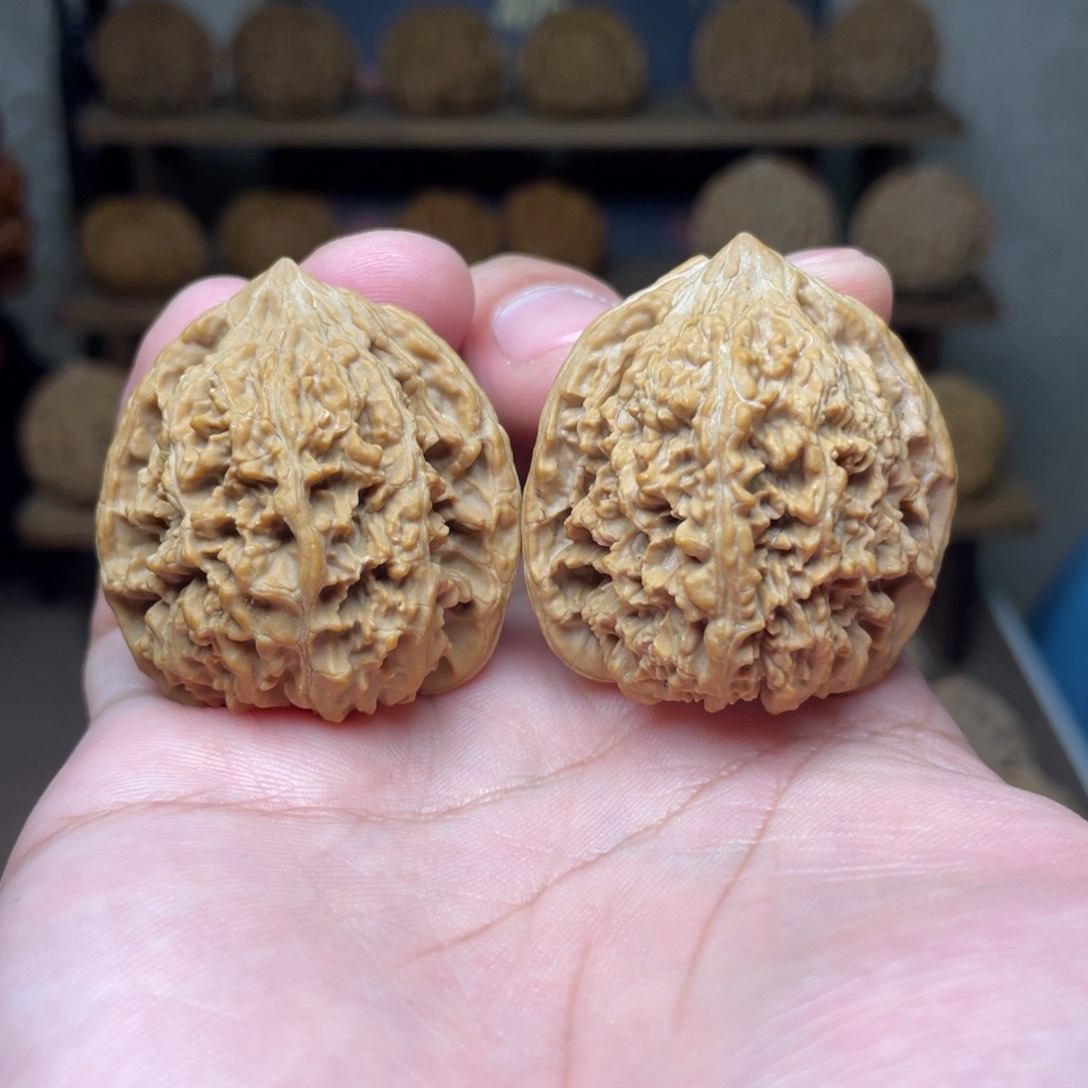 小***球文玩核桃吊坠全品红皮满天星