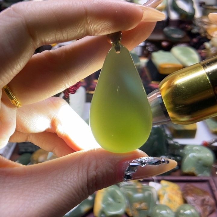 颈饰未镶嵌岫岩老玉（透闪石质玉）