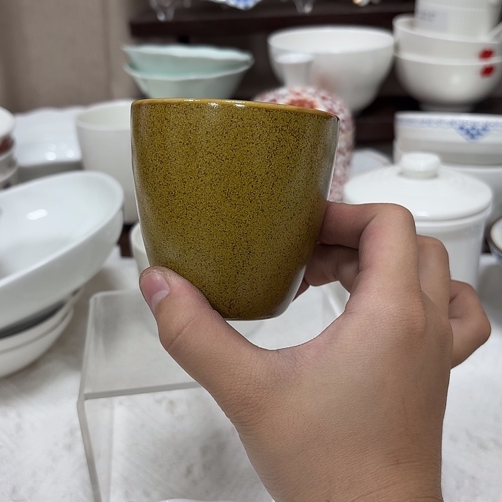 茶叶末的茶杯。       