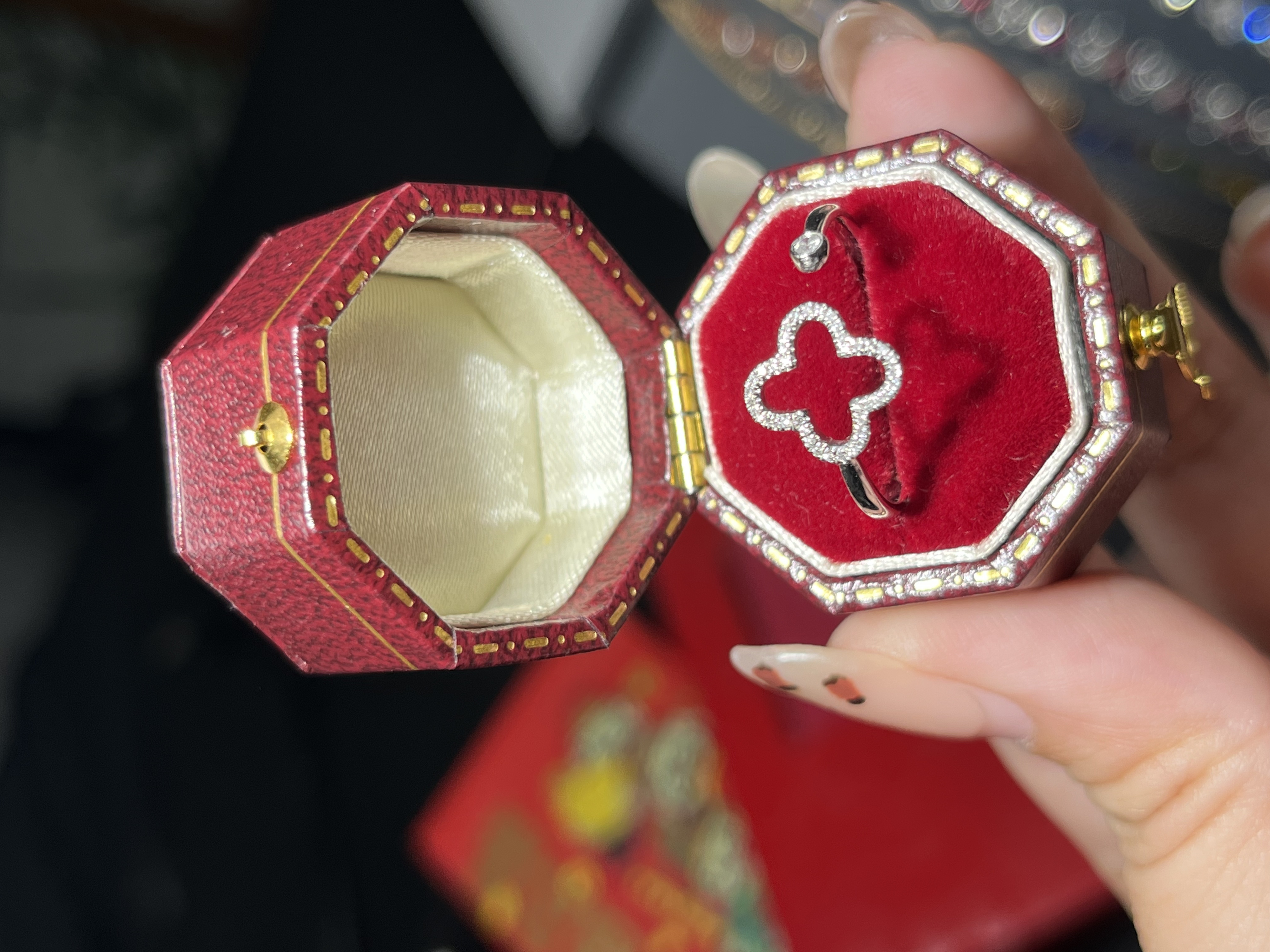 18K金镶嵌天然钻石戒指  主石约；0.20ct