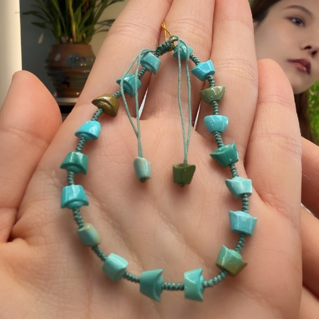 绿松石未镶嵌颈饰