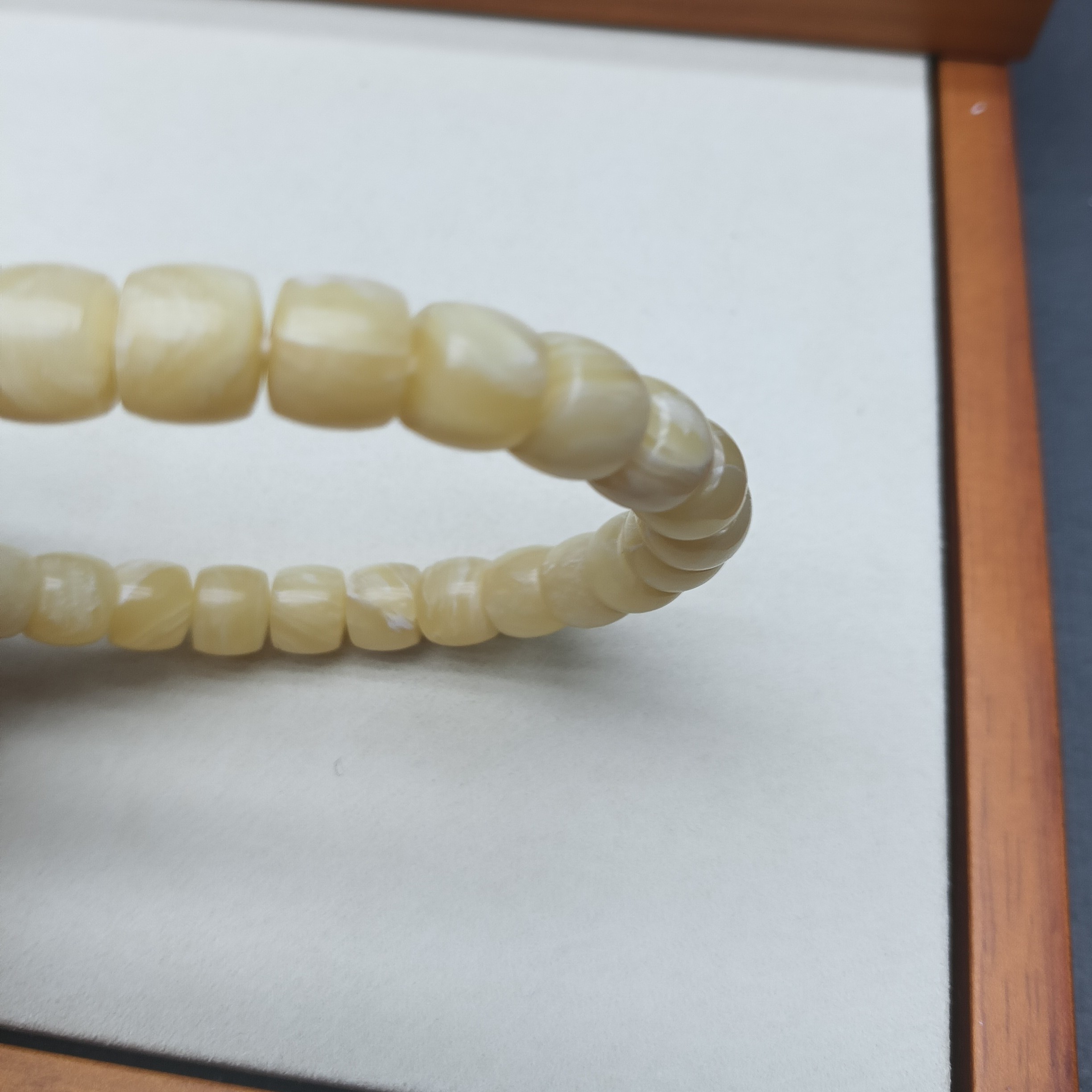 经典款无镶嵌8*9淡黄色飘花手串