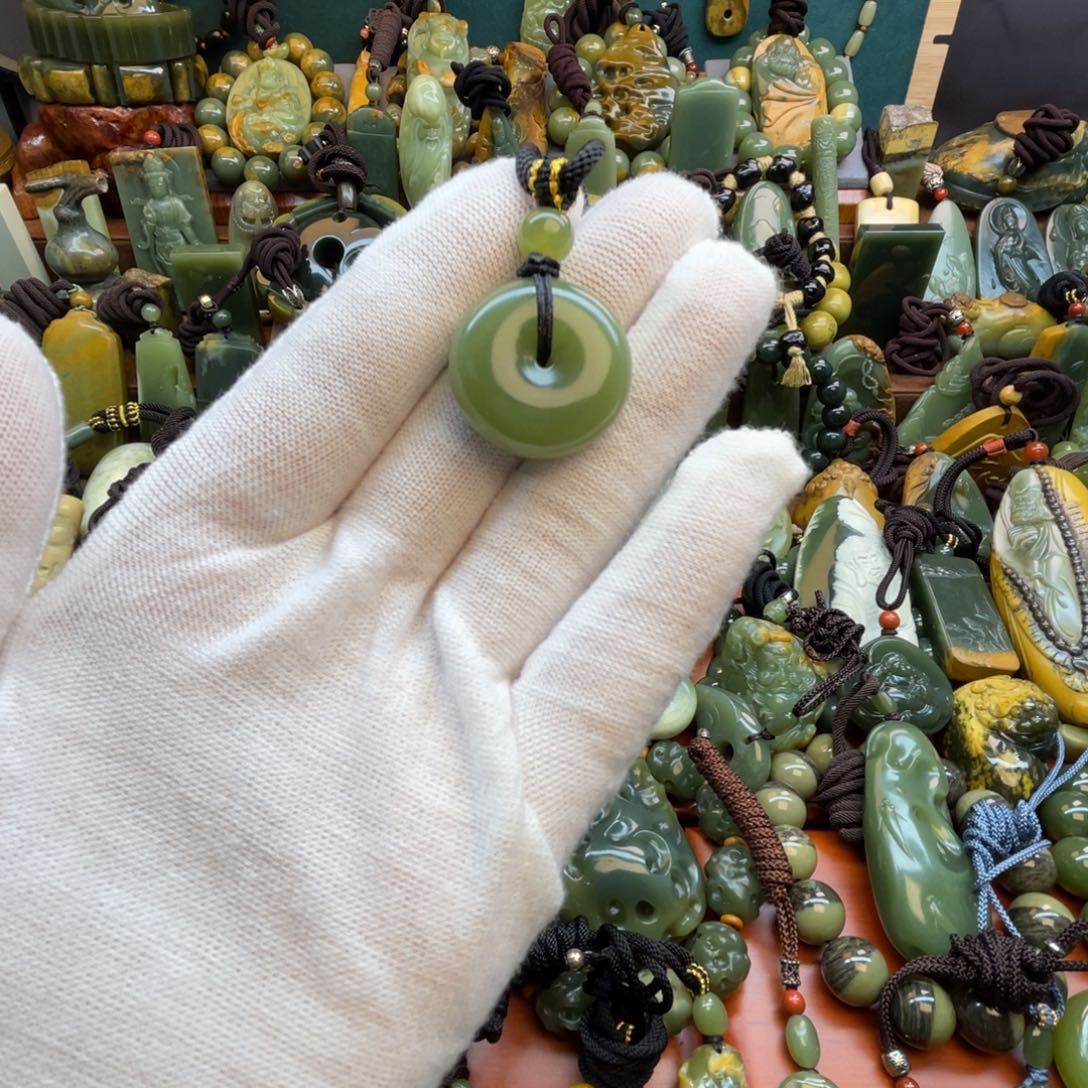 岫岩老玉（透闪石质玉）未镶嵌颈饰