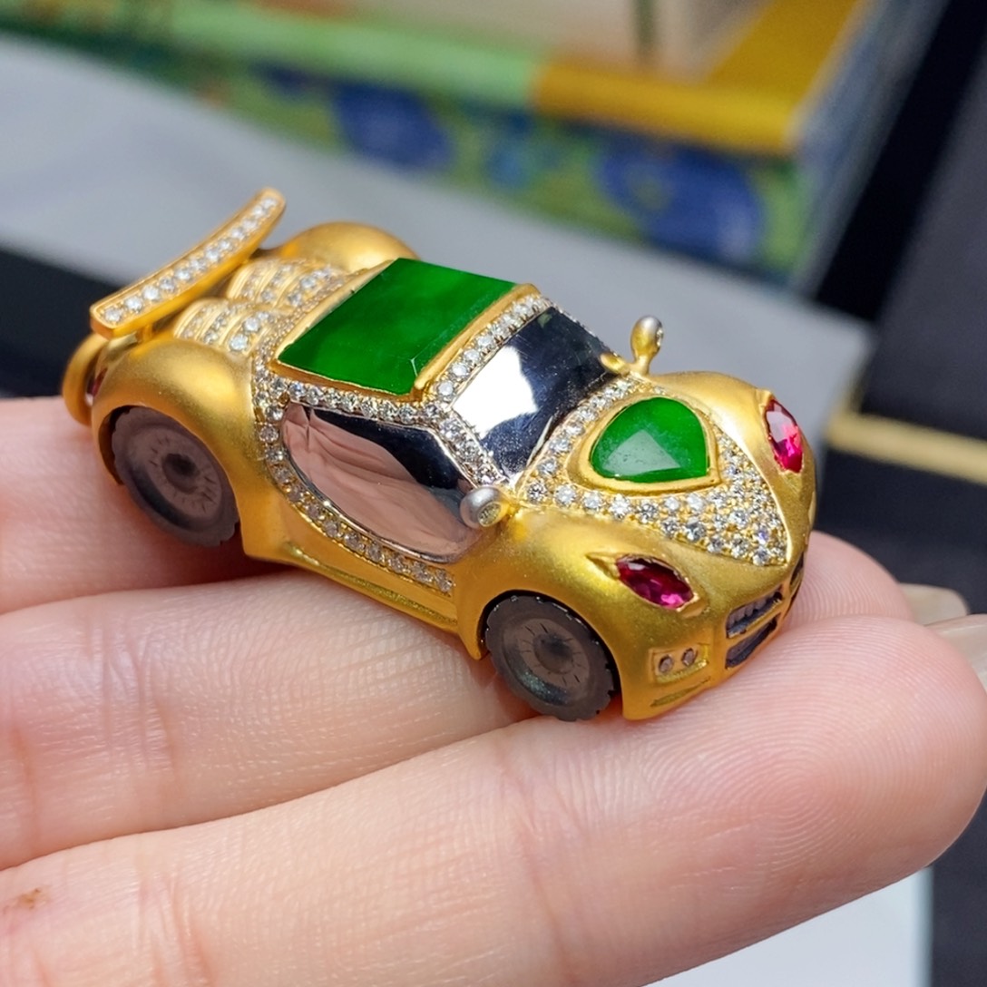 翡翠18K金镶嵌摆件小汽车