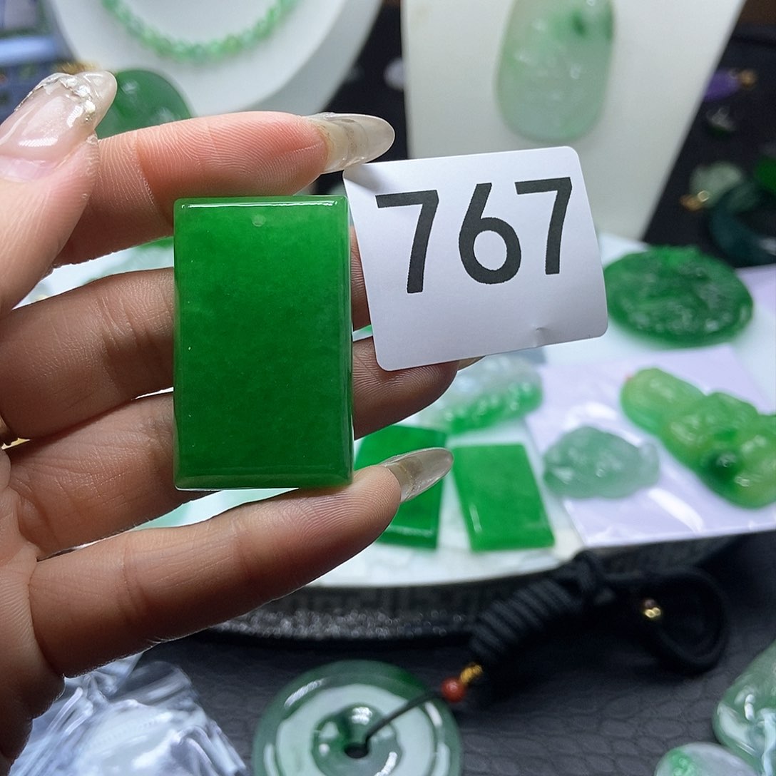 翡翠吊坠(赠链)未镶嵌