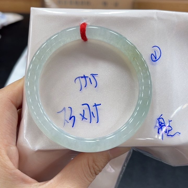 翡翠手镯未镶嵌翡翠