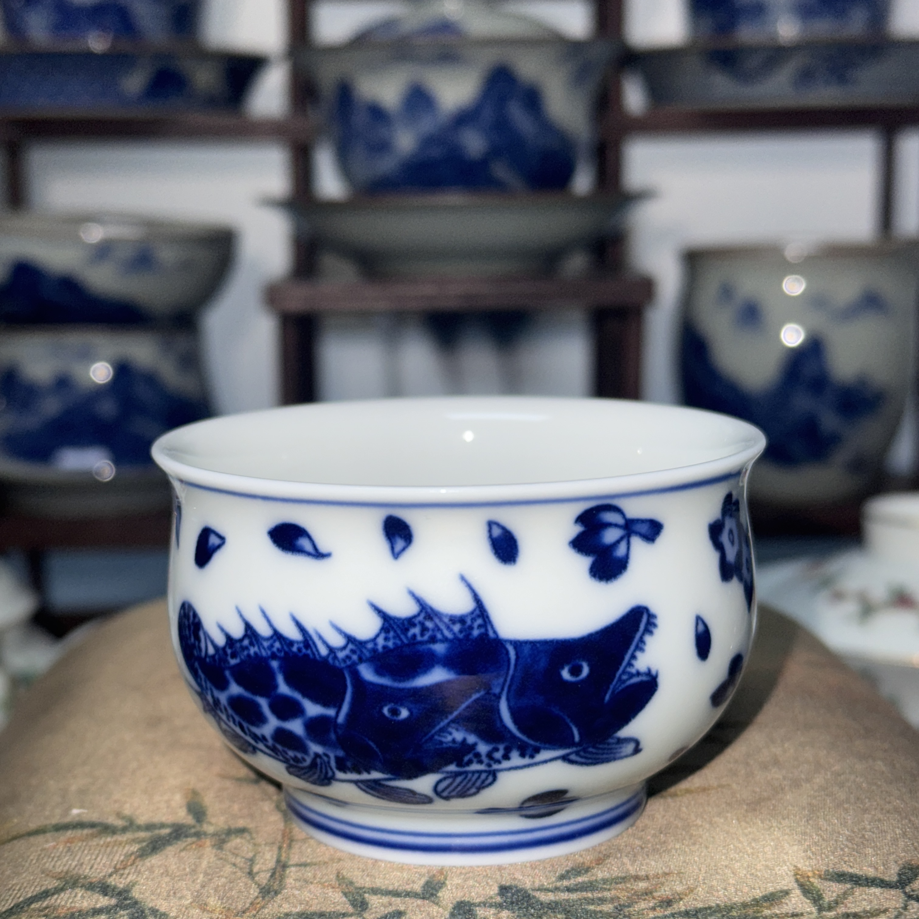 【主人杯】景德镇青花瓷高端家用复古中式茶具高温鱼藻纹如意杯