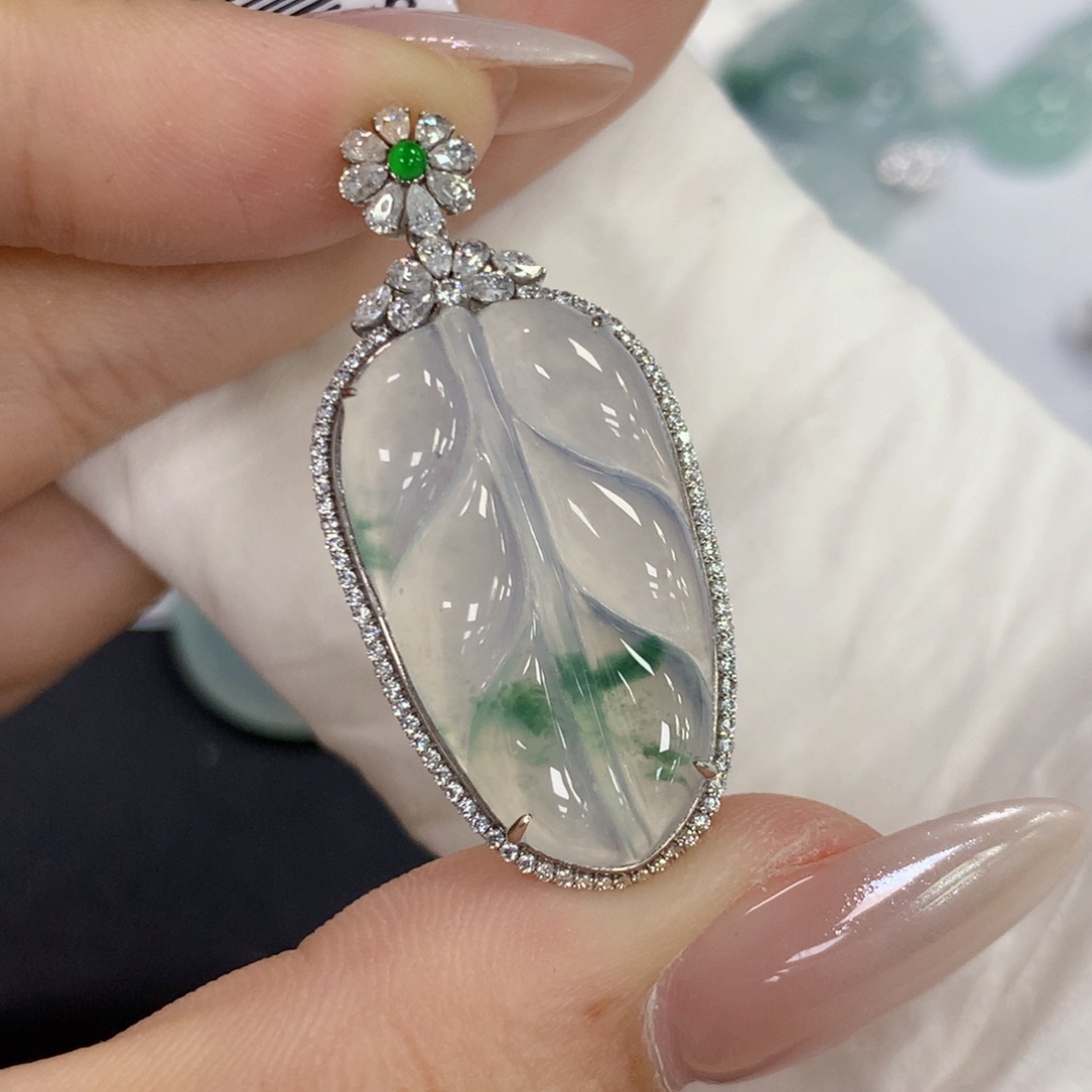 颈饰18K金镶嵌翡翠V*