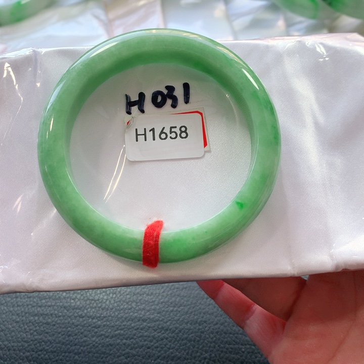 翡翠手镯未镶嵌天然翡翠手镯