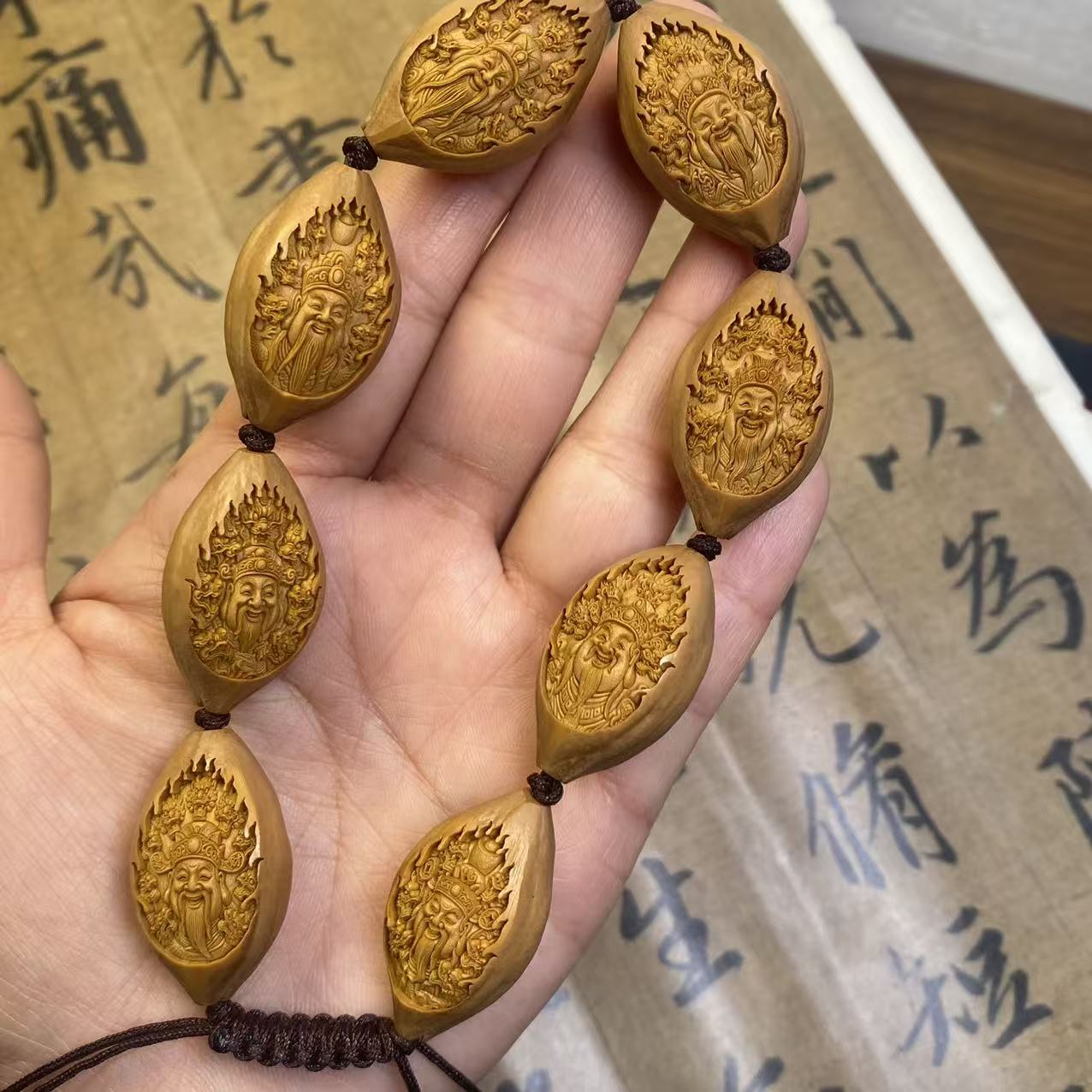 精品橄榄核雕原皮齐大脸财神