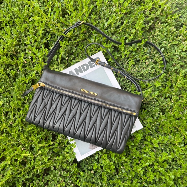 95新 MIU MIU/缪缪 黑金褶皱手拿斜挎包