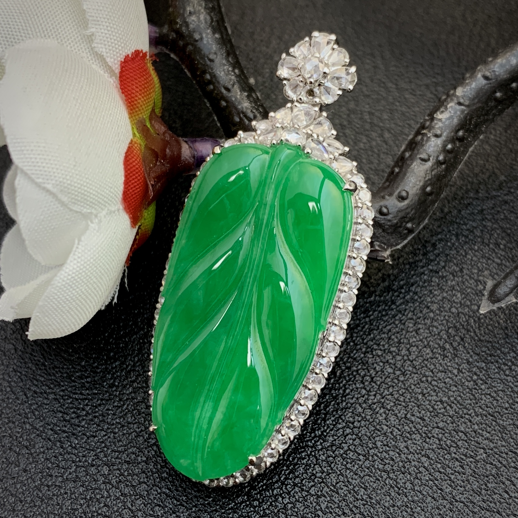 千千珠宝18K金镶嵌天然缅甸a货翡翠冰阳绿满绿时尚精美叶子吊坠