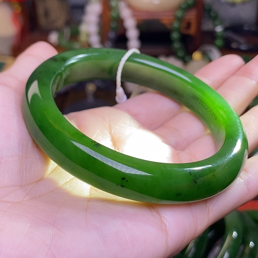 和田玉58 七号坑老料碧玉辣阳绿脂膏级手镯未镶嵌