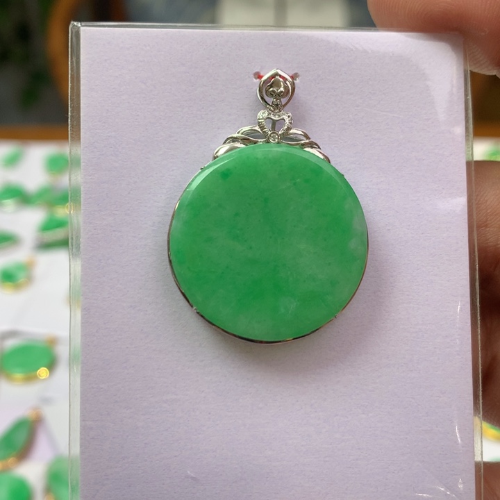 翡翠颈饰18K金镶嵌翡翠