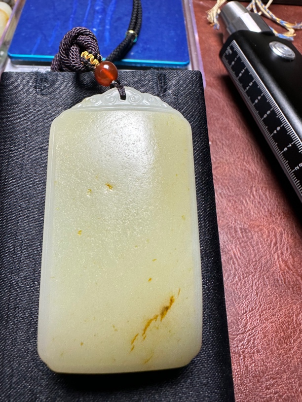 和田玉正桩洒金皮无事牌80克