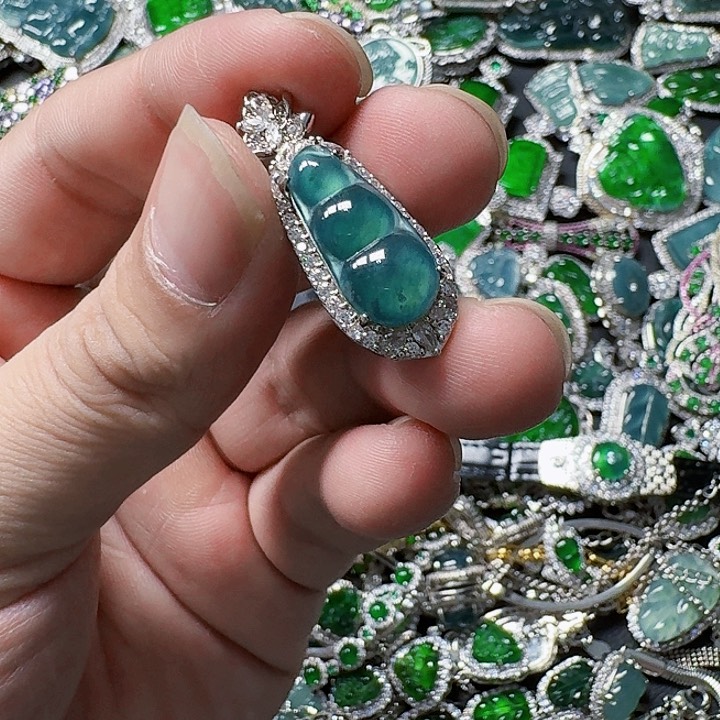 翡翠颈饰未镶嵌天然A货翡翠放漏