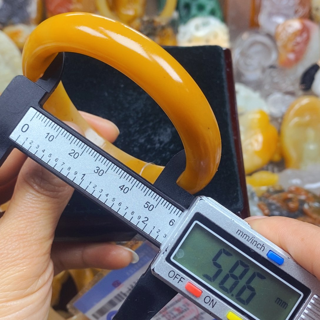 石英质玉（黄龙玉）未镶嵌颈饰