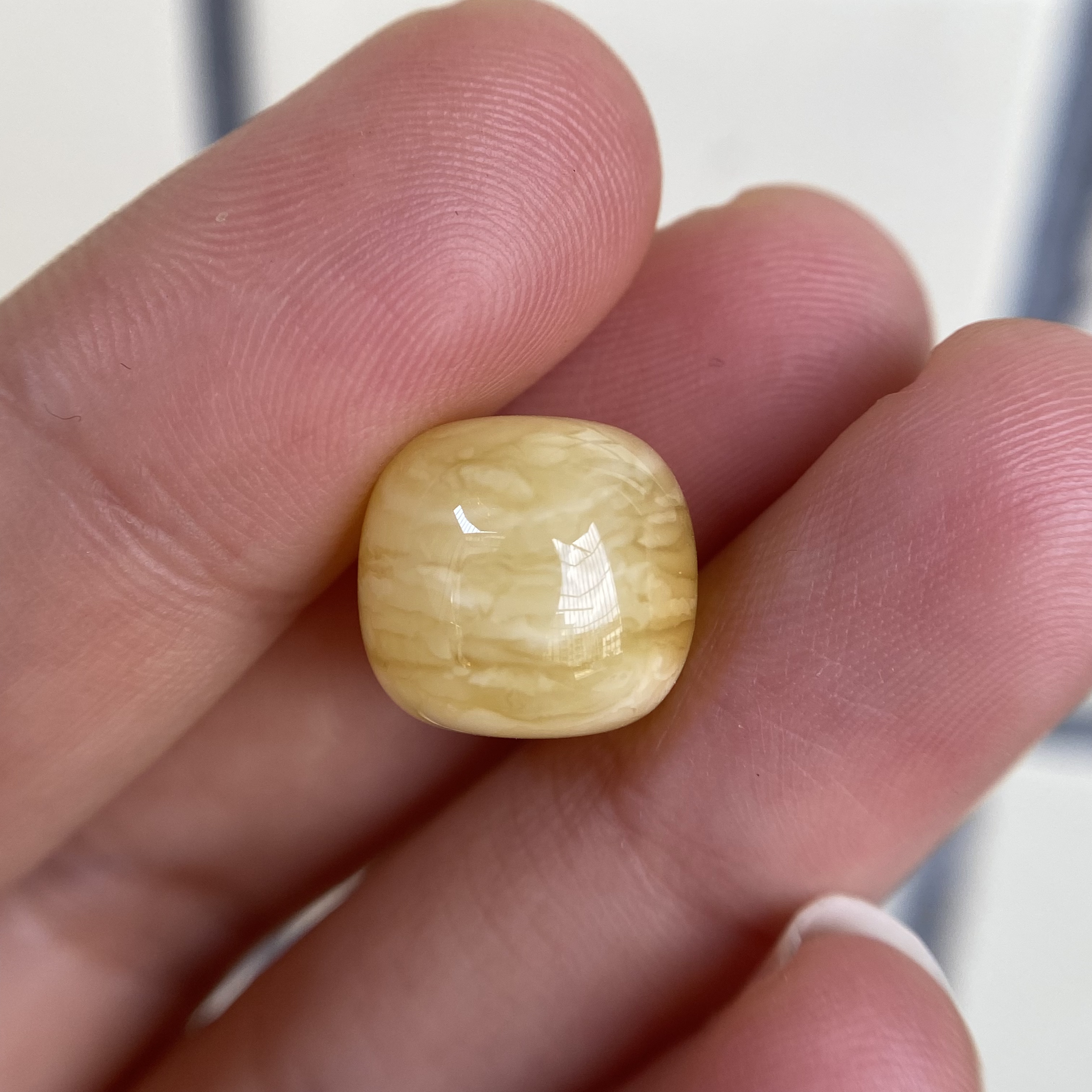 蜜蜡千层虎皮老型配饰12.7×11.7mm，一边有点植物包裹体，保天然