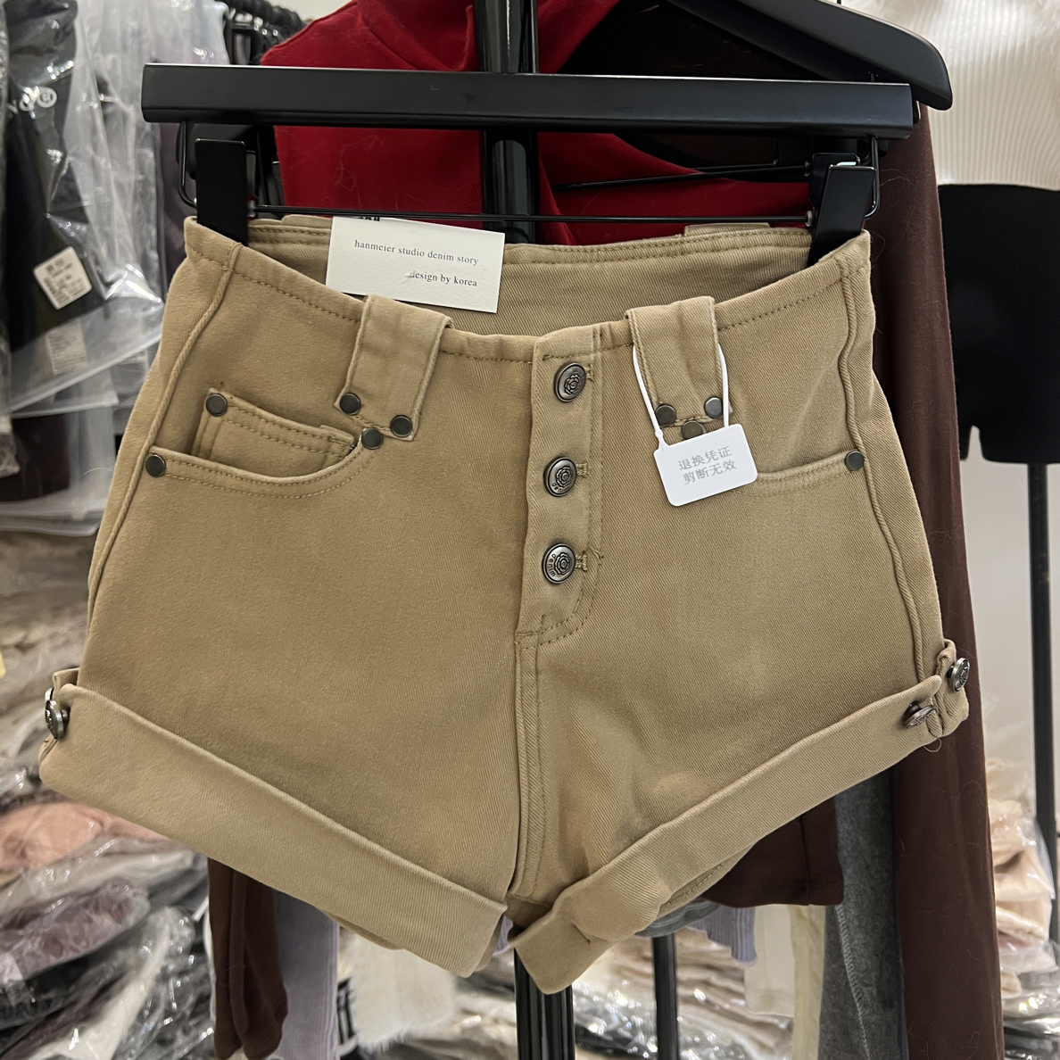 古奈家秋冬显瘦老钱牛仔扣子包臀加绒短裤设计感