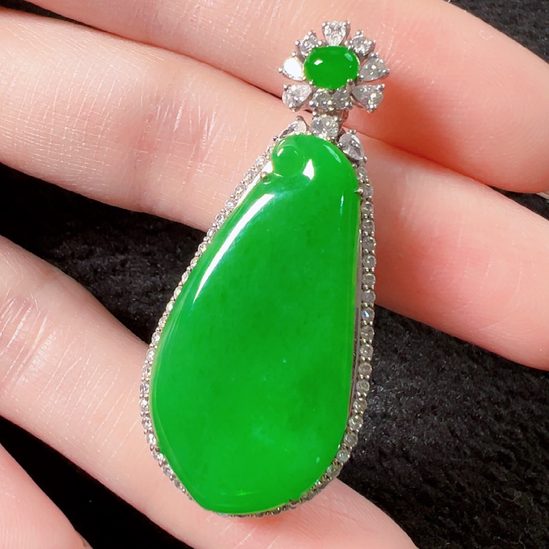 翡翠18K金镶嵌颈饰签收后24小时鉴赏期，过时不退