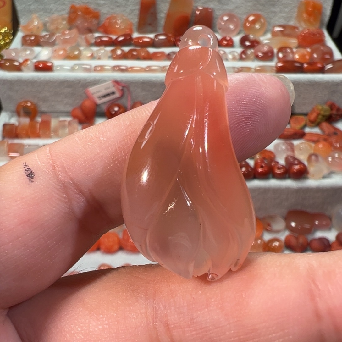南红玛瑙川料未镶嵌玉兰花