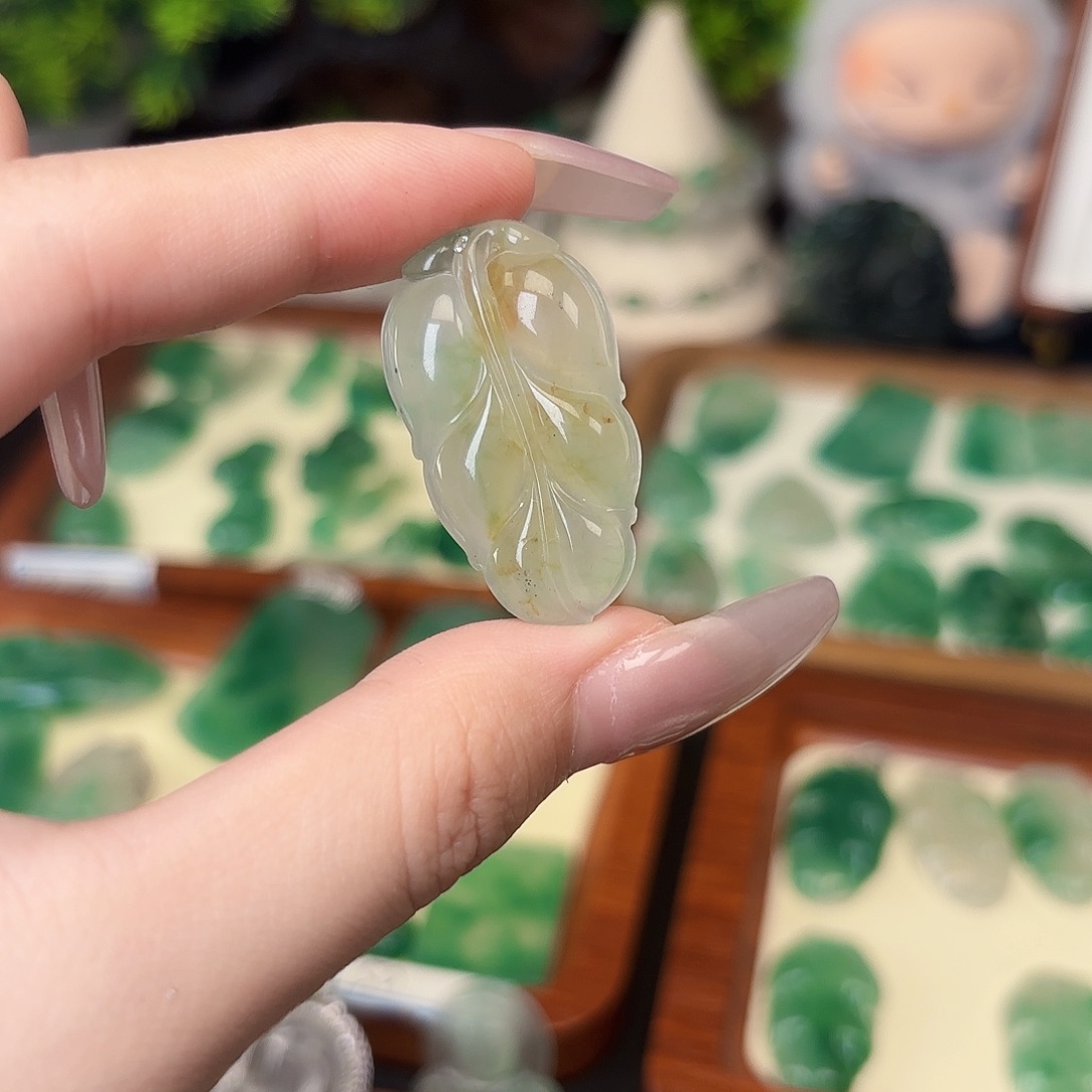 颈饰未镶嵌石英质玉（非洲翠）