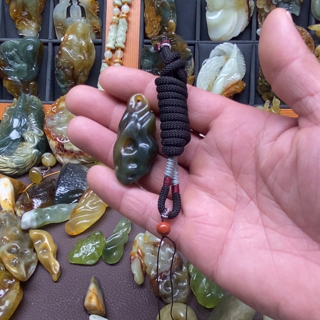 蛇纹石玉未镶嵌颈饰