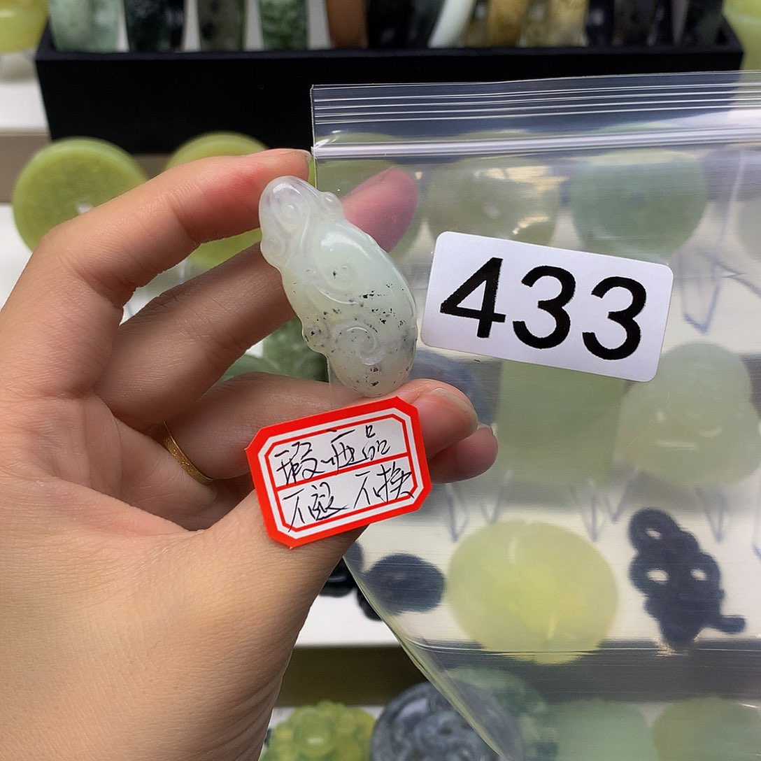 蛇纹石玉颈饰未镶嵌