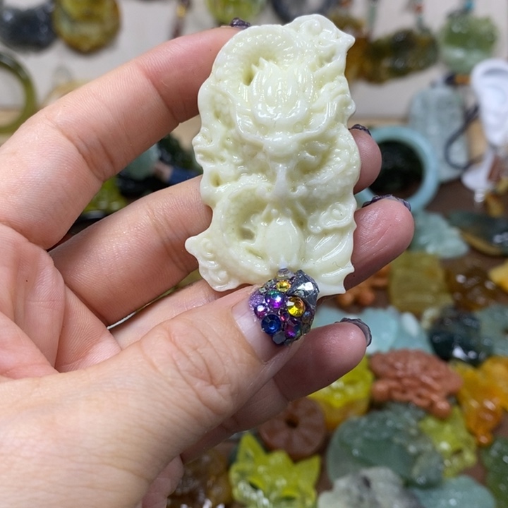 蛇纹石玉未镶嵌，吊坠