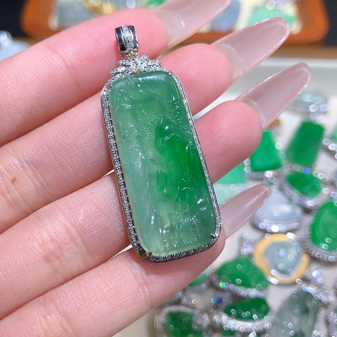 翡翠18K金镶嵌颈饰山水牌吊坠