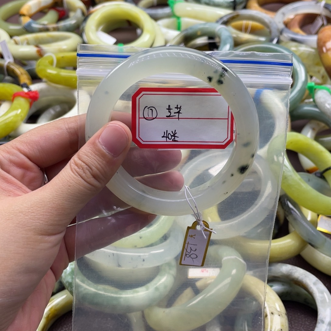 芝***芊蛇纹石玉未镶嵌手镯