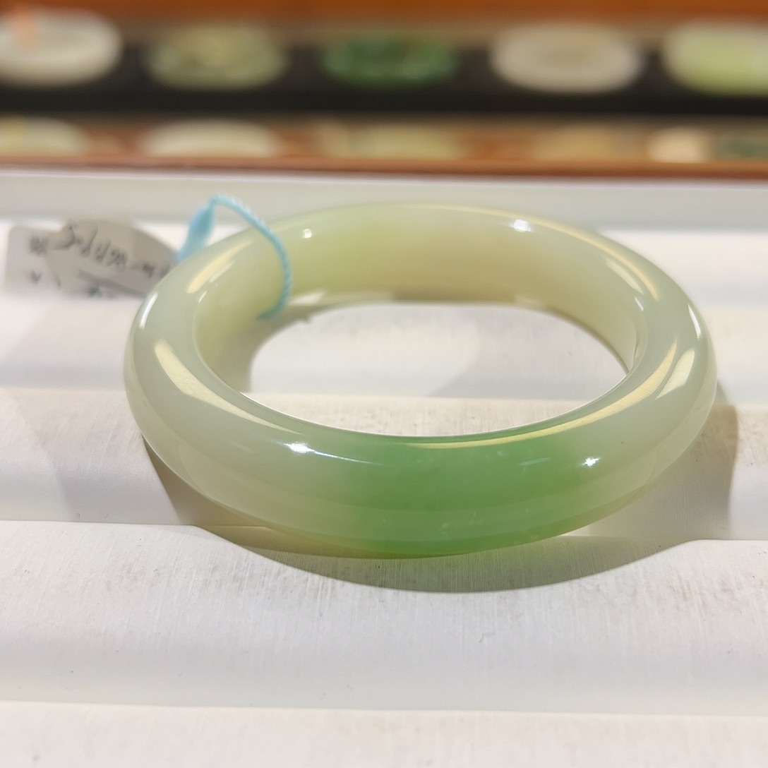和田玉手镯未镶嵌翠青白底翠
