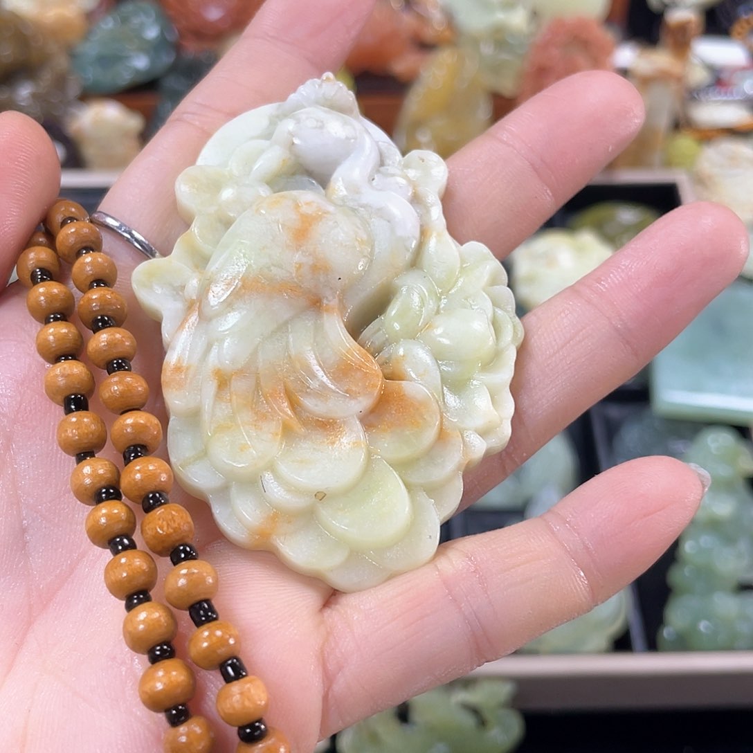 蛇纹石玉颈饰未镶嵌