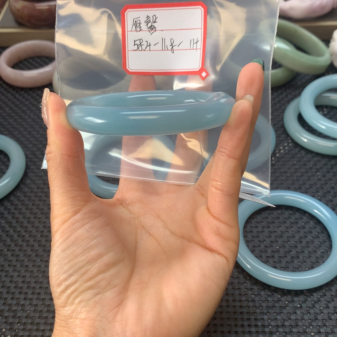 雁***馨石英岩玉未镶嵌手镯