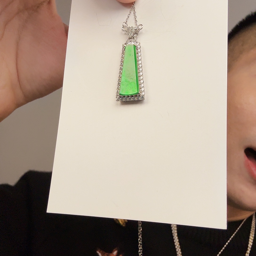 翡翠未镶嵌颈饰一件