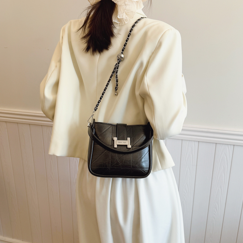 2025春夏新款潮流腋下百搭网红复古单肩斜挎包时尚女包 8310