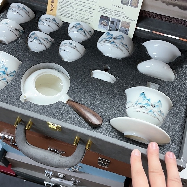 孤品茶具套装等。           