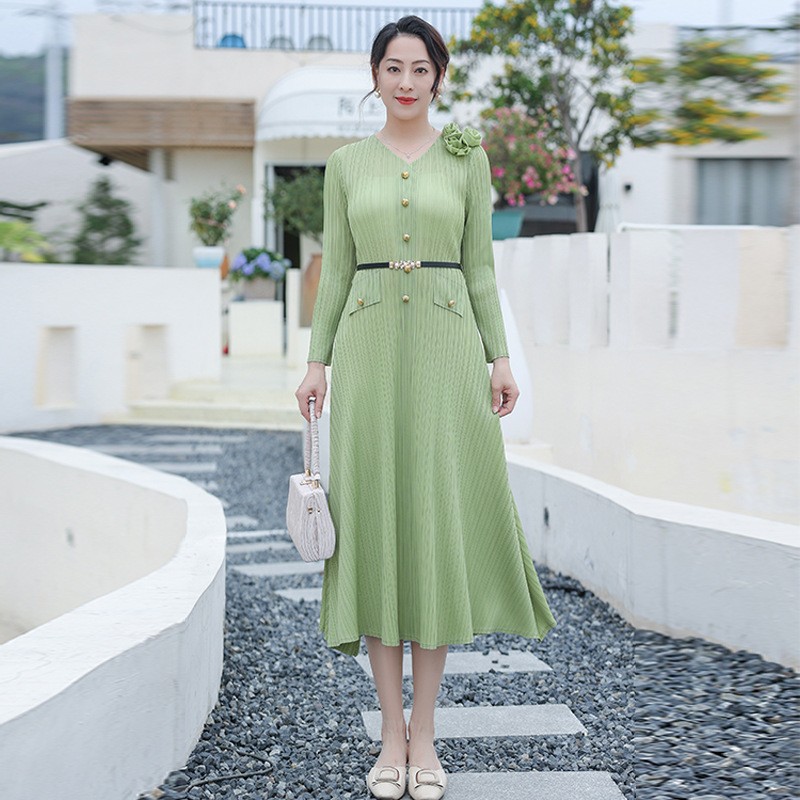 秋款大码显身材褶皱中长一步连衣裙V领九分袖常规袖纽扣收陈