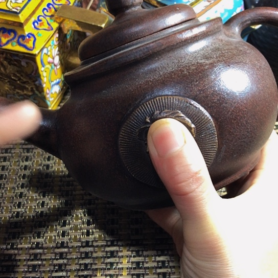 紫砂茶壶原矿泥料手工制作的紫砂壶。