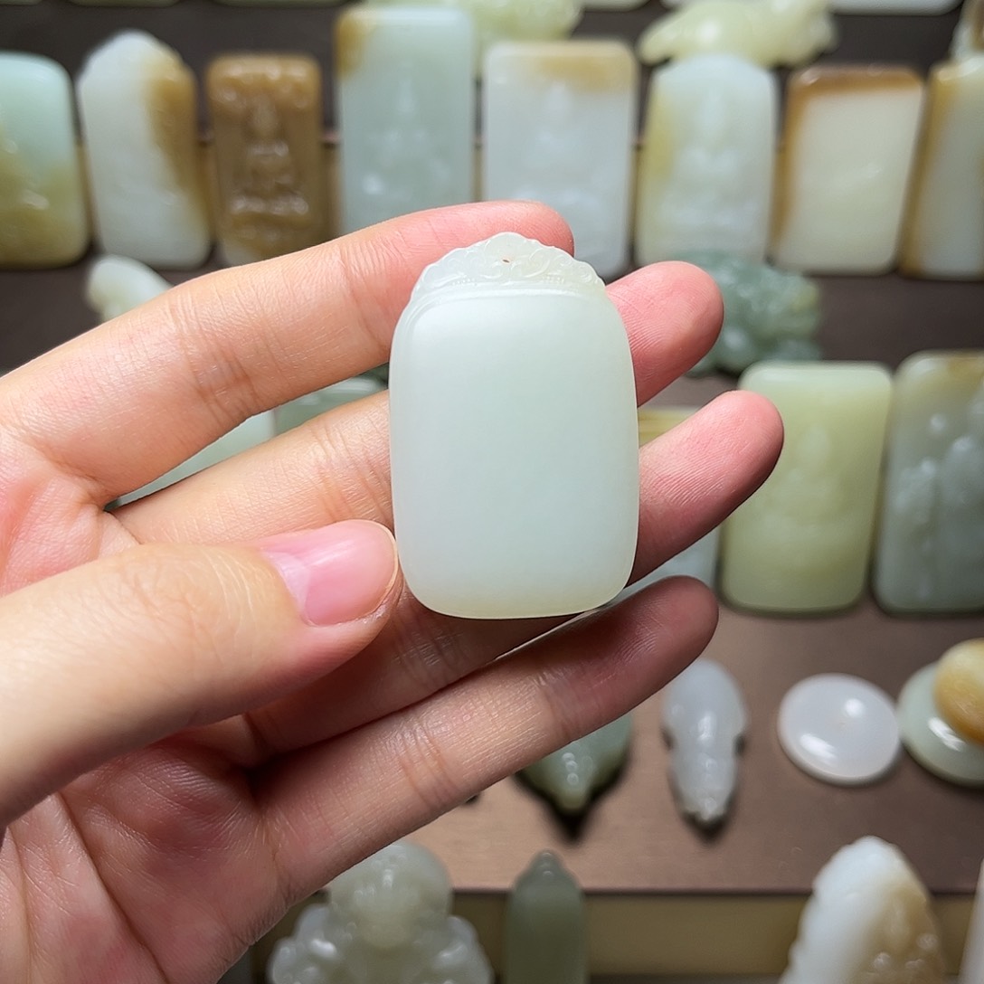 和田玉颈饰未镶嵌我****）