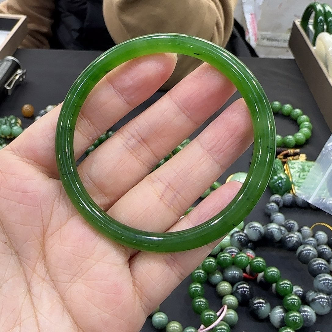 和田玉手镯未镶嵌追**人