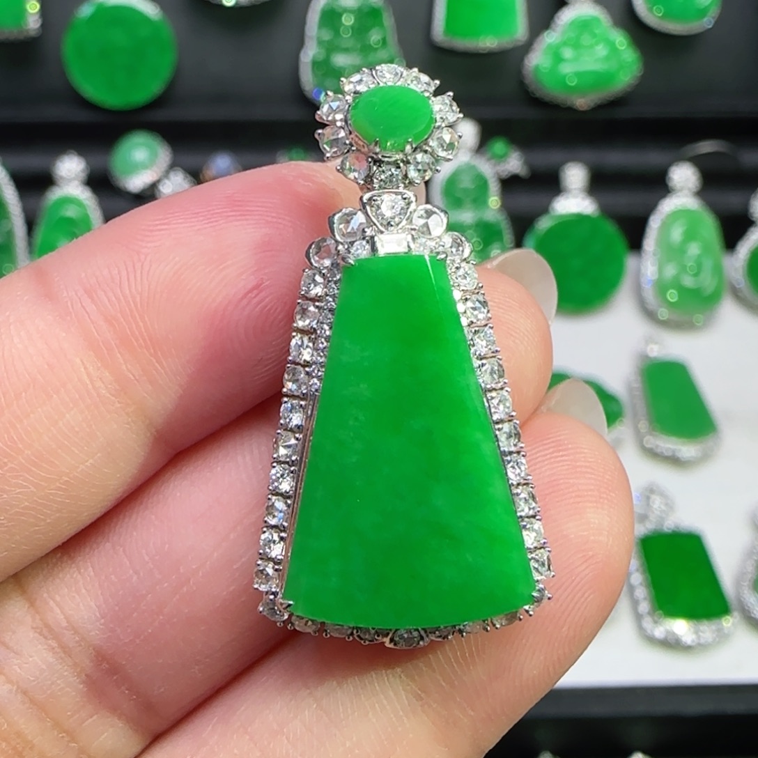 翡翠18K金镶嵌颈饰吊坠